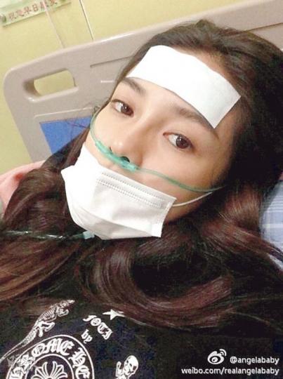 Baby一臉病容,躺在醫院病牀。(微博圖片) Baby一臉病容,躺在醫院病牀。(微博圖片)