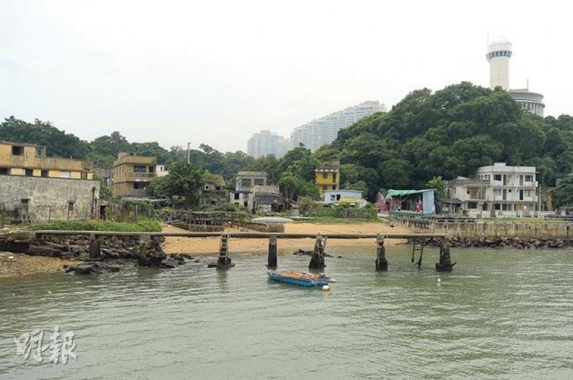 遠望過去的馬灣大街,十室九空。(葉嘉豪攝)1997 年,連接青衣及大嶼山的8號青嶼幹線落成。從大橋動工的一刻開始,馬灣便給帶來天翻地覆的改變。從前寧靜的漁村,從此沒有了「從前」。圖為汲水門大橋。(葉嘉豪攝)年紀輕輕的陳沛廷自稱是「馬灣通」,見他所到之處,人人都叫得出他的名字。他身後就是芳園書室。(葉嘉豪攝)樂意的蝦膏炒飯,以瀕臨絕種的馬灣曬、本港海域銀蝦製成的蝦膏炒成。($32,連飲品)(蔡琇莹攝)樂意餐廳的陳氏姊妹分工合作。廚房頂也掛着馬灣老照片。(蔡琇莹攝)正在天后古廟前吃飯的叔叔說︰「我哋 遠望過去的馬灣大街,十室九空。(葉嘉豪攝)1997 年,連接青衣及大嶼山的8號青嶼幹線落成。從大橋動工的一刻開始,馬灣便給帶來天翻地覆的改變。從前寧靜的漁村,從此沒有了「從前」。圖為汲水門大橋。(葉嘉豪攝)年紀輕輕的陳沛廷自稱是「馬灣通」,見他所到之處,人人都叫得出他的名字。他身後就是芳園書室。(葉嘉豪攝)樂意的蝦膏炒飯,以瀕臨絕種的馬灣曬、本港海域銀蝦製成的蝦膏炒成。($32,連飲品)(蔡琇莹攝)樂意餐廳的陳氏姊妹分工合作。廚房頂也掛着馬灣老照片。(蔡琇莹攝)正在天后古廟前吃飯的叔叔說︰「我哋