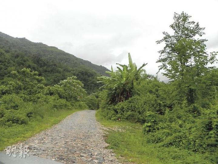 進入邊境的原始森林區域,道路變成石子路面。(明報記者攝)瓦控河上僅有一條木製的大橋連接兩岸,下面是奔騰而下的江水,殘破的大橋顯得十分單薄。(明報記者攝) 進入邊境的原始森林區域,道路變成石子路面。(明報記者攝)瓦控河上僅有一條木製的大橋連接兩岸,下面是奔騰而下的江水,殘破的大橋顯得十分單薄。(明報記者攝)
