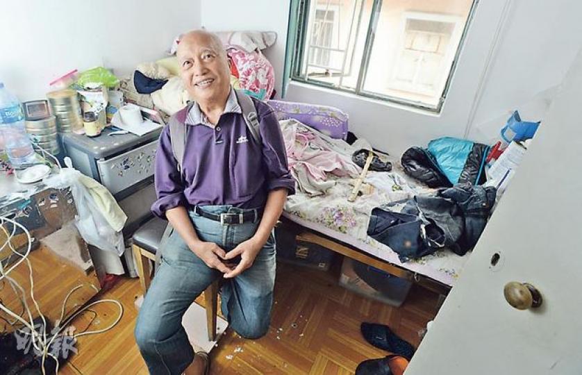 在「長者村」居住約7年的黃永健,笑言村裏空氣清新,環境寬敞。面對未來拆遷,黃伯最擔心其他年紀較大的長者遷往新院舍時不適應,健康轉差。(劉焌陶攝) 在「長者村」居住約7年的黃永健,笑言村裏空氣清新,環境寬敞。面對未來拆遷,黃伯最擔心其他年紀較大的長者遷往新院舍時不適應,健康轉差。(劉焌陶攝)