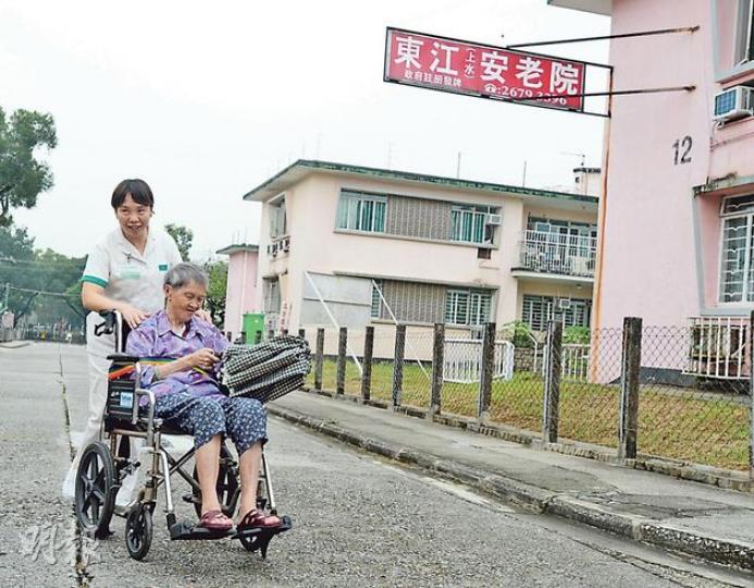 古洞石仔嶺花園前身為英軍宿舍,全為兩層式平房;自回歸後發展成「長者村」,環境清幽鳥語花香,快樂的環境恍如卡通片的天神村。(劉焌陶攝)林日潮(前)年屆七旬,平日需靠輪椅活動,居住於「長者村」12年,習慣每日坐輪椅在村內散步及與院友聊天,擔心未來要轉往新院舍後除失去一眾「老友記」,亦擔心不適應空間較狹窄的「沙甸魚」新院舍。(劉焌陶攝) 古洞石仔嶺花園前身為英軍宿舍,全為兩層式平房;自回歸後發展成「長者村」,環境清幽鳥語花香,快樂的環境恍如卡通片的天神村。(劉焌陶攝)林日潮(前)年屆七旬,平日需靠輪椅活動,居住於「長者村」12年,習慣每日坐輪椅在村內散步及與院友聊天,擔心未來要轉往新院舍後除失去一眾「老友記」,亦擔心不適應空間較狹窄的「沙甸魚」新院舍。(劉焌陶攝)