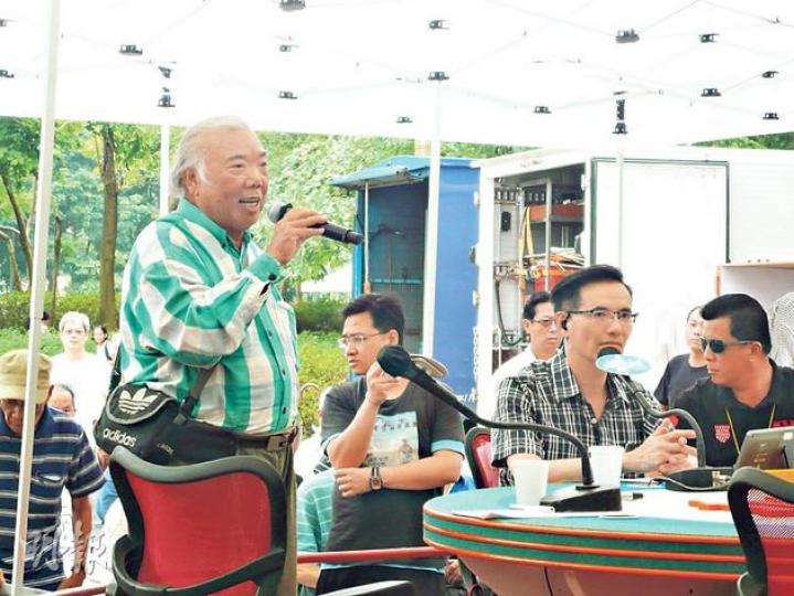 噚日《城市論壇》開始前,「維園阿伯」之一文浩泉(站立者)就帶領在場各人為上星期過身嘅另一「維園阿伯」許金池默哀1分鐘。(楊康琪攝) 噚日《城市論壇》開始前,「維園阿伯」之一文浩泉(站立者)就帶領在場各人為上星期過身嘅另一「維園阿伯」許金池默哀1分鐘。(楊康琪攝)