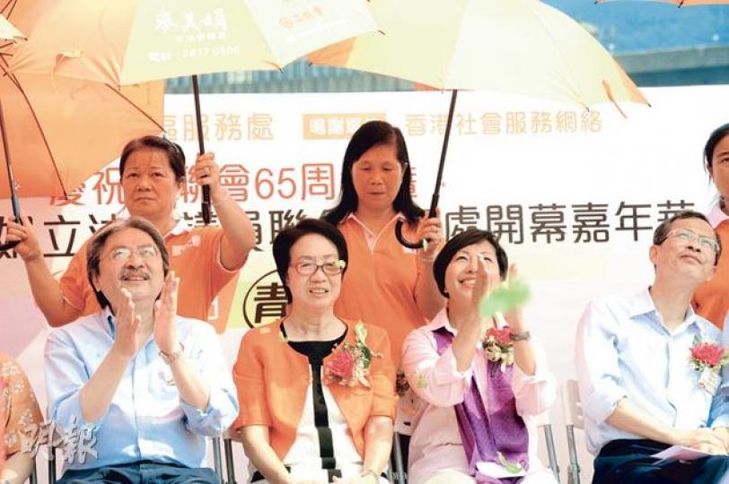 噚日陽光普照,財爺曾俊華(前排左一)、立法會主席曾鈺成(右一)一齊曬住咁出席工聯會陳婉嫻(左二)及麥美娟(右二)青衣議員辦開幕,但因為太熱,工作人員都識做,喺佢哋背後撐傘。(尹錦恩攝) 噚日陽光普照,財爺曾俊華(前排左一)、立法會主席曾鈺成(右一)一齊曬住咁出席工聯會陳婉嫻(左二)及麥美娟(右二)青衣議員辦開幕,但因為太熱,工作人員都識做,喺佢哋背後撐傘。(尹錦恩攝)