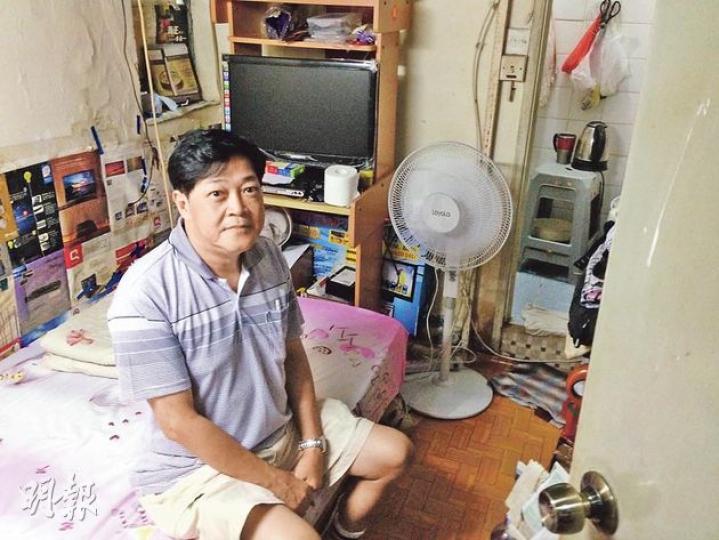 居於長沙灣套房的陳先生說,輪候近3年仍未獲派公屋,由於環境狹窄無法放雪櫃,故需雪藏的糖尿病藥亦唯有冒變壞危險,放於陰涼處。(曾安迪攝) 居於長沙灣套房的陳先生說,輪候近3年仍未獲派公屋,由於環境狹窄無法放雪櫃,故需雪藏的糖尿病藥亦唯有冒變壞危險,放於陰涼處。(曾安迪攝)