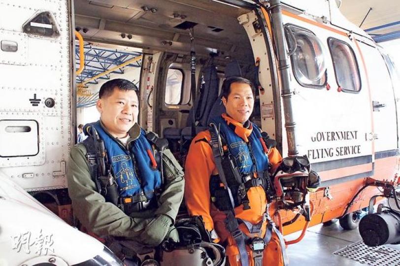 政府飛行服務隊助理經理翟海亮(左)及空勤主任袁家威(右),在颱風「尤特」吹襲時勇救19名怒海逃生的船員,翟海亮救走15人後更體力不支送院。袁家威身穿的正是當日的水中拯救裝備,約重30磅。(梁杏怡攝) 政府飛行服務隊助理經理翟海亮(左)及空勤主任袁家威(右),在颱風「尤特」吹襲時勇救19名怒海逃生的船員,翟海亮救走15人後更體力不支送院。袁家威身穿的正是當日的水中拯救裝備,約重30磅。(梁杏怡攝)