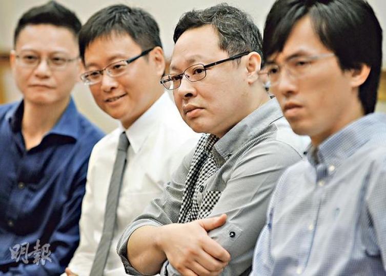 佔中發起人戴耀廷強調佔中行動積極且有法理基礎,而市民亦有權不與政府合作,但一切要市民自決,佔中發起人無資格亦無能力拿港人作賭注。出席活動者包括右起﹕社民連吳文遠、戴耀廷、公民黨陳家洛、社民連陶君行。(余俊亮攝) 佔中發起人戴耀廷強調佔中行動積極且有法理基礎,而市民亦有權不與政府合作,但一切要市民自決,佔中發起人無資格亦無能力拿港人作賭注。出席活動者包括右起﹕社民連吳文遠、戴耀廷、公民黨陳家洛、社民連陶君行。(余俊亮攝)