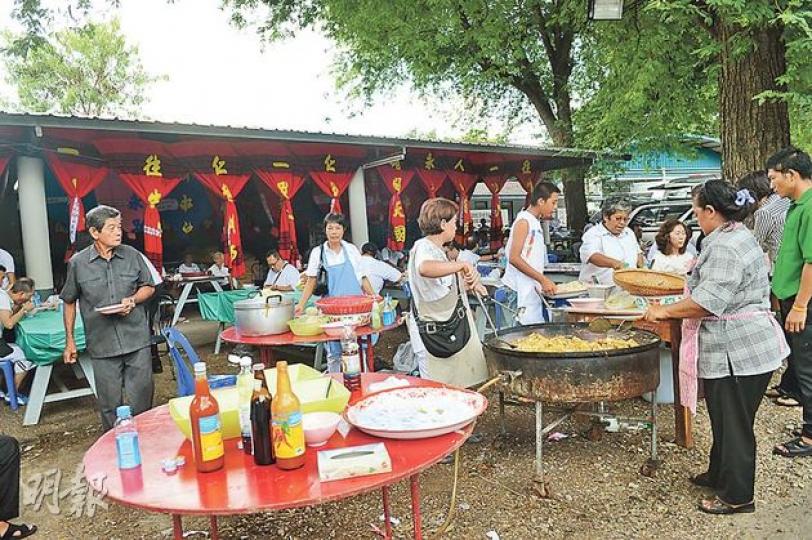 給信眾提供免費的膳食,可以任飲任食。(攝影/記者﹕劉永銳) 給信眾提供免費的膳食,可以任飲任食。(攝影/記者﹕劉永銳)