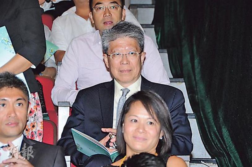 已跳槽無綫擔任顧問的亞視八朝元老鄺凱迎坐定定睇靚女。(攝影:鍾偉茵、梁迺楠) 已跳槽無綫擔任顧問的亞視八朝元老鄺凱迎坐定定睇靚女。(攝影:鍾偉茵、梁迺楠)