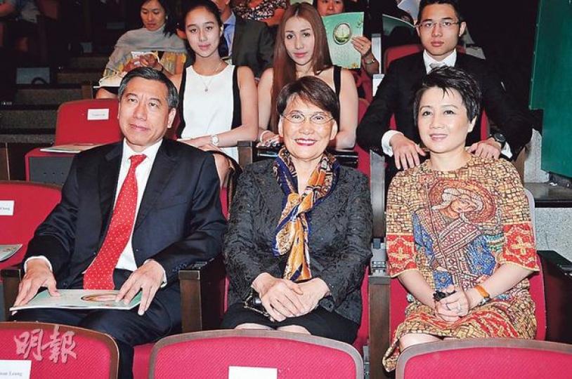 四太梁安琪與方逸華、李寶安一起睇港姐,子女猷亨、超盈、超欣坐在後面。(攝影:鍾偉茵、梁迺楠) 四太梁安琪與方逸華、李寶安一起睇港姐,子女猷亨、超盈、超欣坐在後面。(攝影:鍾偉茵、梁迺楠)
