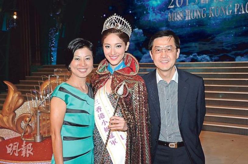 陳凱琳的父母為女兒勝出港姐感到很開心。(攝影:鍾偉茵、梁迺楠)亞軍蔡思貝遺憾畢業禮父母未能親身見證,幸港姐決賽均在場作為補償。(攝影:鍾偉茵、梁迺楠)張名雅以黑天鵝公主造型卸任港姐冠軍。(攝影:鍾偉茵、梁迺楠)林峯與鍾嘉欣表示三甲都是他們的心水。(攝影:鍾偉茵、梁迺楠) 陳凱琳的父母為女兒勝出港姐感到很開心。(攝影:鍾偉茵、梁迺楠)亞軍蔡思貝遺憾畢業禮父母未能親身見證,幸港姐決賽均在場作為補償。(攝影:鍾偉茵、梁迺楠)張名雅以黑天鵝公主造型卸任港姐冠軍。(攝影:鍾偉茵、梁迺楠)林峯與鍾嘉欣表示三甲都是他們的心水。(攝影:鍾偉茵、梁迺楠)