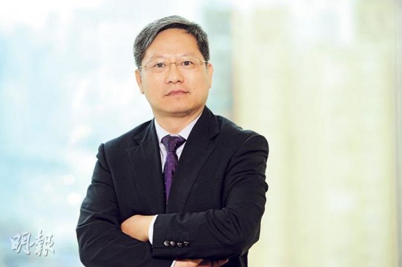 楊東文本身喜愛下象棋,不過他笑言現時當上CEO後要改為多下圍棋,因為圍棋更講求佈局、對方向及大勢的把握,正如作為集團的第一把手要有長遠的戰略眼光,以把握行業的發展規律。(尹錦恩攝)(明報製圖) 楊東文本身喜愛下象棋,不過他笑言現時當上CEO後要改為多下圍棋,因為圍棋更講求佈局、對方向及大勢的把握,正如作為集團的第一把手要有長遠的戰略眼光,以把握行業的發展規律。(尹錦恩攝)(明報製圖)