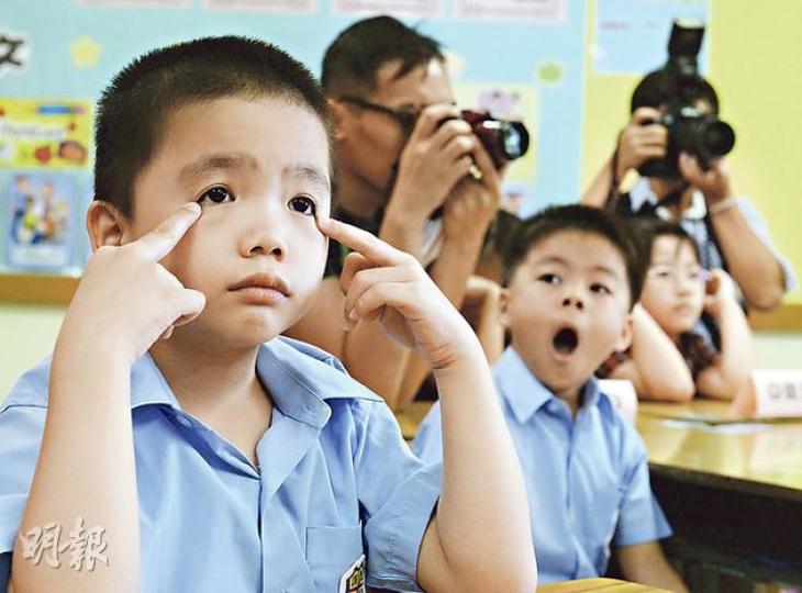 開學日,小一生仍未習慣一早上學,大埔浸信會公立學校裏有孩子打呵欠,也有孩子捽眼皮提神。(劉焌陶攝)教育局長吳克儉(前)昨到大埔一間小學巡視開學,與學生玩拋豆袋,逗得他們眉開眼笑。(劉焌陶攝)劉永生中學昨舉辦別開生面的開學禮,用雨傘打開聖經金句,勉勵學生「當像智慧人」。(尹錦恩攝) 開學日,小一生仍未習慣一早上學,大埔浸信會公立學校裏有孩子打呵欠,也有孩子捽眼皮提神。(劉焌陶攝)教育局長吳克儉(前)昨到大埔一間小學巡視開學,與學生玩拋豆袋,逗得他們眉開眼笑。(劉焌陶攝)劉永生中學昨舉辦別開生面的開學禮,用雨傘打開聖經金句,勉勵學生「當像智慧人」。(尹錦恩攝)