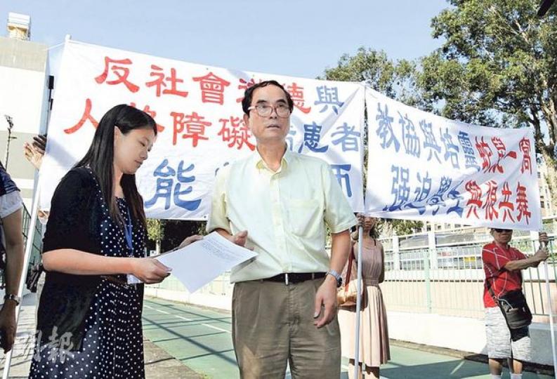 4名自稱無黨無派的市民到培靈學校外舉橫額,自稱「趙子龍」的男子(右)高聲讀出訴求,指林慧思患人格障礙,要求學校暫停其職務,直至她康復及向警員道歉為止。校方其後派職員(左)接收請願信。(李澤彤攝) 4名自稱無黨無派的市民到培靈學校外舉橫額,自稱「趙子龍」的男子(右)高聲讀出訴求,指林慧思患人格障礙,要求學校暫停其職務,直至她康復及向警員道歉為止。校方其後派職員(左)接收請願信。(李澤彤攝)