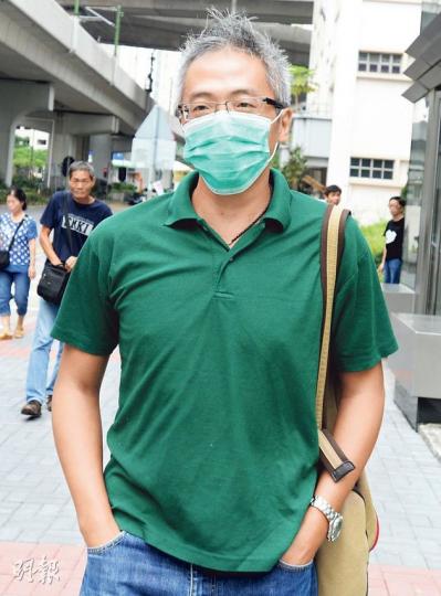 被指是代客探監公司負責人的首被告溫皓竣(圖),涉聘請另外5名被告提供「代客探監」的服務。溫昨戴上口罩離開觀塘裁判法院,不發一言。(劉焌陶攝) 被指是代客探監公司負責人的首被告溫皓竣(圖),涉聘請另外5名被告提供「代客探監」的服務。溫昨戴上口罩離開觀塘裁判法院,不發一言。(劉焌陶攝)