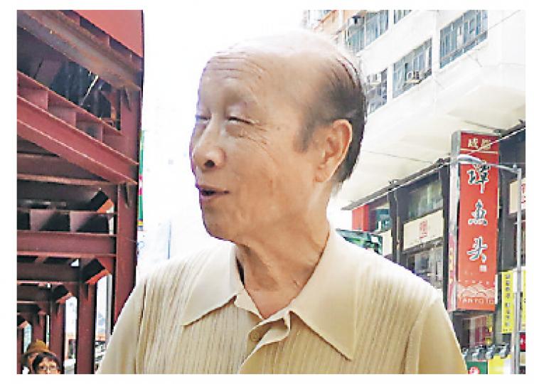 住在灣仔區40多年的八旬老翁吳伯(圖)說行人過路線太遠,只要看清楚,在沒有行人過路線的地方過馬路也沒問題。(林耀華攝) 住在灣仔區40多年的八旬老翁吳伯(圖)說行人過路線太遠,只要看清楚,在沒有行人過路線的地方過馬路也沒問題。(林耀華攝)