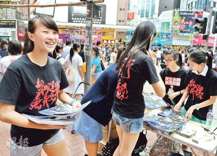 學民思潮成員昨日下課後,趕到銅鑼灣鬧市向市民宣傳全民提名普選方案,以及呼籲港人多關心政治。 (劉焌陶攝) 學民思潮成員昨日下課後,趕到銅鑼灣鬧市向市民宣傳全民提名普選方案,以及呼籲港人多關心政治。 (劉焌陶攝)