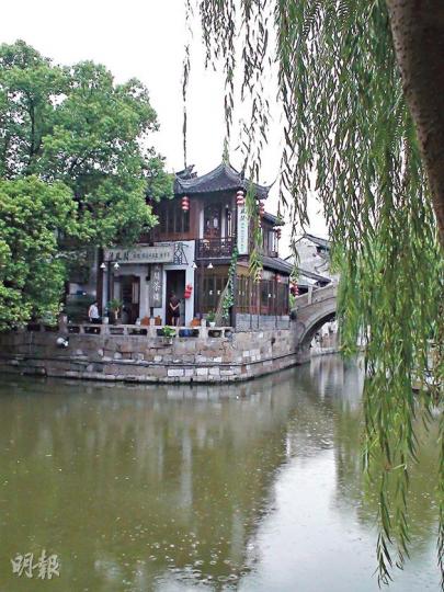 鎮內還保留了好幾座古橋。(水京攝)上海水鄉楓涇,河道兩旁樹叢茂密,在其他水鄉較罕見;圖為清風閣茶樓,坐落在兩條主河道交接處。(水京攝)有人冒着小雨在河邊垂釣,自得其樂。(水京攝)河道上泊了小舟,用來接待遊客作水上遊。(水京攝)致和橋是楓涇最古老的拱橋。(水京攝)泊在東區火政會門外的是上海現存最後的一條救火船。(水京攝)東區火政會是以前的消防局。(水京攝)國畫大師程十髮的祖居。(水京攝)生產街的廊棚上掛滿了紅燈籠,雖較人工化卻也給灰黑的畫面加添了一點色彩。(水京攝)生產街上的河畔茶座比比皆是。(水 鎮內還保留了好幾座古橋。(水京攝)上海水鄉楓涇,河道兩旁樹叢茂密,在其他水鄉較罕見;圖為清風閣茶樓,坐落在兩條主河道交接處。(水京攝)有人冒着小雨在河邊垂釣,自得其樂。(水京攝)河道上泊了小舟,用來接待遊客作水上遊。(水京攝)致和橋是楓涇最古老的拱橋。(水京攝)泊在東區火政會門外的是上海現存最後的一條救火船。(水京攝)東區火政會是以前的消防局。(水京攝)國畫大師程十髮的祖居。(水京攝)生產街的廊棚上掛滿了紅燈籠,雖較人工化卻也給灰黑的畫面加添了一點色彩。(水京攝)生產街上的河畔茶座比比皆是。(水