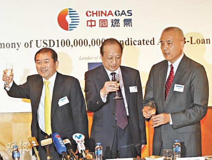 中國燃氣昨日與亞開行簽署1億美元貸款合約,左起為中燃執行主席劉明輝、董事會主席周思及亞開行私營部門業務局副局長山縣丞。(李紹昌攝) 中國燃氣昨日與亞開行簽署1億美元貸款合約,左起為中燃執行主席劉明輝、董事會主席周思及亞開行私營部門業務局副局長山縣丞。(李紹昌攝)