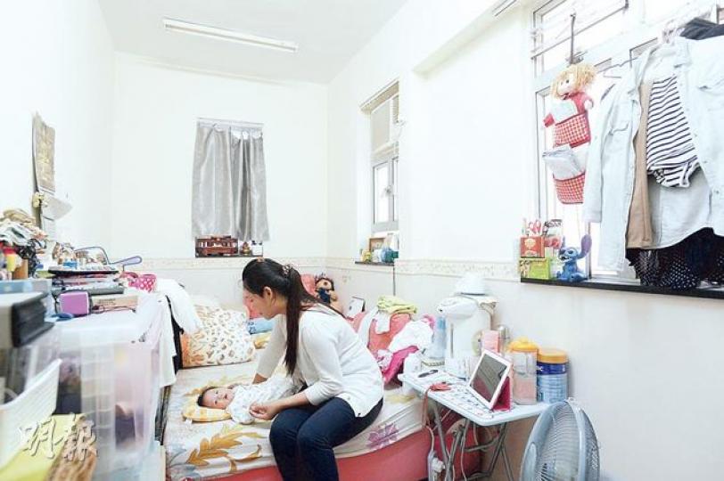 阿花與女嬰租住花園街起火唐樓現當中一個翻新成「一劏四」、100多呎的劏房單位。記者所見,單位的可上鎖大門似乎被移後,其他單位可以通往後樓梯逃生。(余俊亮攝) 阿花與女嬰租住花園街起火唐樓現當中一個翻新成「一劏四」、100多呎的劏房單位。記者所見,單位的可上鎖大門似乎被移後,其他單位可以通往後樓梯逃生。(余俊亮攝)