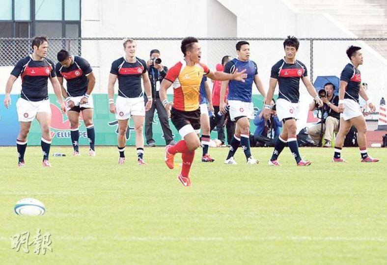 山東隊在比賽最後兩分鐘獲8罰球,最後一擊得手反勝港隊,勝利一刻球員(紅黃衫)瘋狂歡呼,港隊球員只能失落面對賽果。(李思詠攝)(明報製圖) 山東隊在比賽最後兩分鐘獲8罰球,最後一擊得手反勝港隊,勝利一刻球員(紅黃衫)瘋狂歡呼,港隊球員只能失落面對賽果。(李思詠攝)(明報製圖)