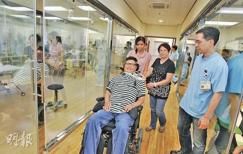 7年前因出海遇意外致四肢癱瘓的陳浩佳(坐輪椅者),因長期插喉接駁呼吸機而不能言語,故以「眨眼」、「歪嘴」及「砵砵聲」向媽媽陳太(後右黑衣者)及醫護人員表達意願。(李澤彤攝) 7年前因出海遇意外致四肢癱瘓的陳浩佳(坐輪椅者),因長期插喉接駁呼吸機而不能言語,故以「眨眼」、「歪嘴」及「砵砵聲」向媽媽陳太(後右黑衣者)及醫護人員表達意願。(李澤彤攝)
