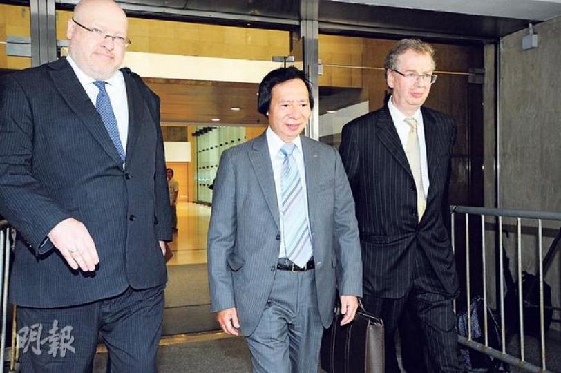 新地聯席主席郭炳江(圖)與同列被告的胞弟郭炳聯「前後腳」離開法院,神情未見凝重。(尹錦恩攝)新地聯席主席郭炳聯(圖)進入法院時不發一言,完成預審後更一度要求隨行人士讓他獨處一室數分鐘。(尹錦恩攝)綽號「肥龍」的前政務司長許仕仁(上圖)去年7月被落案時身形急速消瘦(下圖),現時稍見飽滿,精神抖擻。他昨日散庭後仍與代表律師密斟20分鐘。(尹錦恩攝) 新地聯席主席郭炳江(圖)與同列被告的胞弟郭炳聯「前後腳」離開法院,神情未見凝重。(尹錦恩攝)新地聯席主席郭炳聯(圖)進入法院時不發一言,完成預審後更一度要求隨行人士讓他獨處一室數分鐘。(尹錦恩攝)綽號「肥龍」的前政務司長許仕仁(上圖)去年7月被落案時身形急速消瘦(下圖),現時稍見飽滿,精神抖擻。他昨日散庭後仍與代表律師密斟20分鐘。(尹錦恩攝)