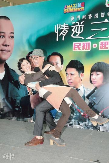 歐陽震華與關詠荷大跳懷舊舞,兩人相當合拍。(攝影/記者﹕梁榮達)朱晨麗的埃及妖后造型,性感大露背。(攝影/記者﹕梁榮達)黃智雯扮夢露,事前做足防走光措施。 (攝影/記者﹕梁榮達) 歐陽震華與關詠荷大跳懷舊舞,兩人相當合拍。(攝影/記者﹕梁榮達)朱晨麗的埃及妖后造型,性感大露背。(攝影/記者﹕梁榮達)黃智雯扮夢露,事前做足防走光措施。 (攝影/記者﹕梁榮達)