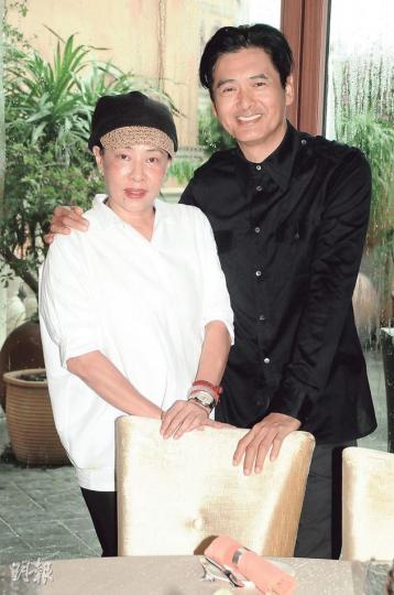 發哥原本已返房間休息,不過發嫂安排他重新化妝接受記者訪問,認真抵讚。(攝影:孫華中)穿小背心上陣對梁敏儀來說實在小兒科。(攝影:孫華中)鍾蕙芝露出小蠻腰,以健康性感突圍。(攝影:孫華中)「晶女郎」劉洋之後會拍泳裝落水戲。(攝影:孫華中)已為人妻的吳辰君拍《賭城風雲》毋須性感上陣。(攝影:孫華中) 發哥原本已返房間休息,不過發嫂安排他重新化妝接受記者訪問,認真抵讚。(攝影:孫華中)穿小背心上陣對梁敏儀來說實在小兒科。(攝影:孫華中)鍾蕙芝露出小蠻腰,以健康性感突圍。(攝影:孫華中)「晶女郎」劉洋之後會拍泳裝落水戲。(攝影:孫華中)已為人妻的吳辰君拍《賭城風雲》毋須性感上陣。(攝影:孫華中)