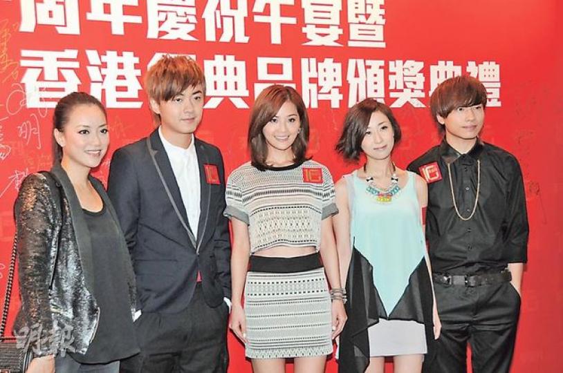 霍汶希(左起)率領洪卓立、蔡卓妍、泳兒、羅力威出席酒會。(攝影:梁榮達) 霍汶希(左起)率領洪卓立、蔡卓妍、泳兒、羅力威出席酒會。(攝影:梁榮達)