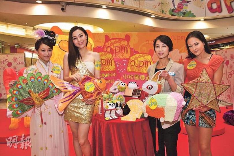 新地旗下觀塘apm商場為迎接中秋及國慶零售高峰期,舉辦「聾貓中秋國慶遊世界」活動,昨請來名模朱璇(左二)及貝安琪(右一)為節目宣傳。(鄧宗弘攝) 新地旗下觀塘apm商場為迎接中秋及國慶零售高峰期,舉辦「聾貓中秋國慶遊世界」活動,昨請來名模朱璇(左二)及貝安琪(右一)為節目宣傳。(鄧宗弘攝)
