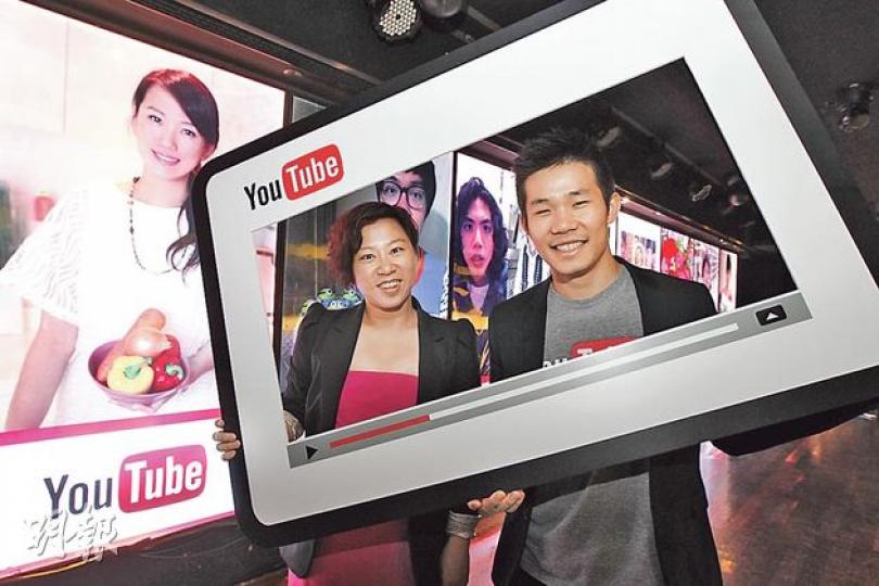 YouTube台灣及香港合作伙伴經理陳韋博(右)稱,YouTube合作伙伴計劃在香港推出至今1年,已吸引1.9萬人參加,全球則有數千個參加者每年賺得逾10萬美元(約78萬港元)廣告費。左為Google香港市場部主管吳碧蓮。(李紹昌攝) YouTube台灣及香港合作伙伴經理陳韋博(右)稱,YouTube合作伙伴計劃在香港推出至今1年,已吸引1.9萬人參加,全球則有數千個參加者每年賺得逾10萬美元(約78萬港元)廣告費。左為Google香港市場部主管吳碧蓮。(李紹昌攝)