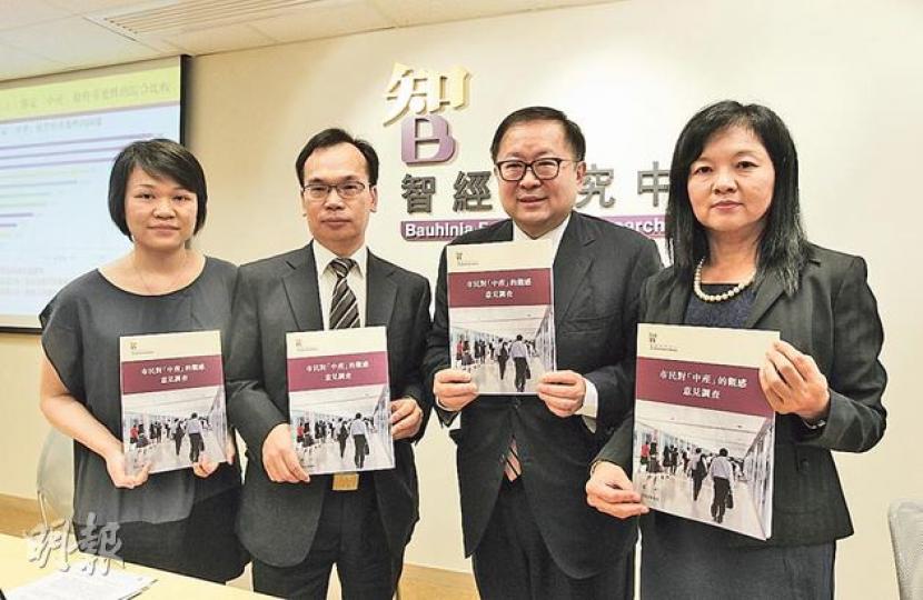 智經研究中心昨公布港人對中產觀感的調查,結果發現約九成受訪港人認為有錢、高薪和有樓才算中產。圖中右二為智經研究中心主席李國棟。 (李澤彤攝) 智經研究中心昨公布港人對中產觀感的調查,結果發現約九成受訪港人認為有錢、高薪和有樓才算中產。圖中右二為智經研究中心主席李國棟。 (李澤彤攝)