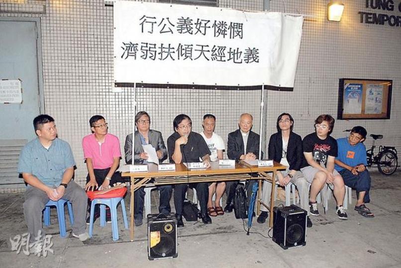多個關注露宿者團體昨晚在深水埗召開記者會,不滿前日當區社署及民政署專員指露宿者增多與派飯有關的言論,要求兩人道歉。(伍浦鋒攝)露宿者胡先生說,遷至欽州街橋底最大原因是衛生較佳,並非貪圖「有飯派」。(伍浦鋒攝) 多個關注露宿者團體昨晚在深水埗召開記者會,不滿前日當區社署及民政署專員指露宿者增多與派飯有關的言論,要求兩人道歉。(伍浦鋒攝)露宿者胡先生說,遷至欽州街橋底最大原因是衛生較佳,並非貪圖「有飯派」。(伍浦鋒攝)