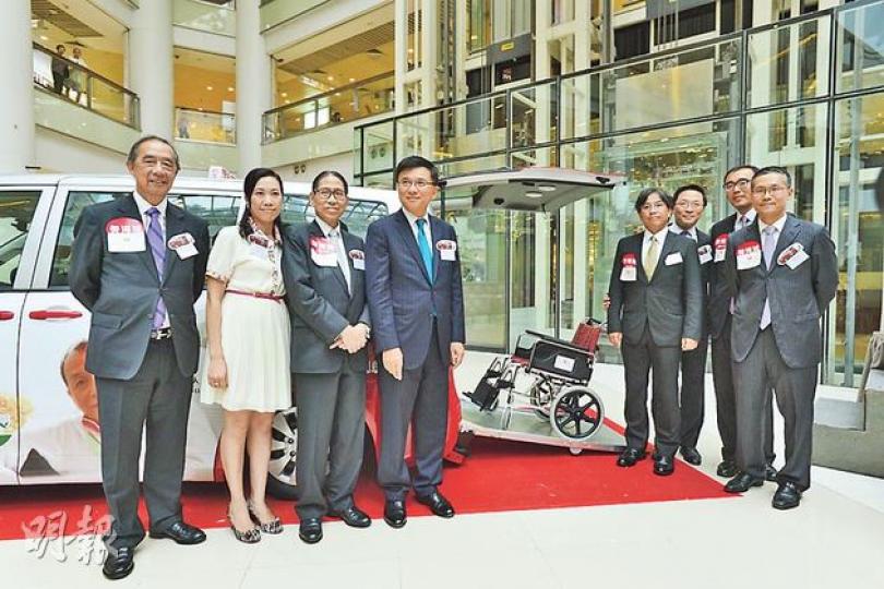 「鑽的」最近獲得創辦永隆銀行伍氏家族第三代伍尚敦(右二)支持,購入第六架「鑽的」擴充車隊。左起社會創投慈善基金會顧問委員會主席夏佳理、「鑽的」行政總裁梁淑儀、「鑽的」榮譽顧問梁智鴻、財經事務及庫務局長陳家強。(鄧宗弘攝) 「鑽的」最近獲得創辦永隆銀行伍氏家族第三代伍尚敦(右二)支持,購入第六架「鑽的」擴充車隊。左起社會創投慈善基金會顧問委員會主席夏佳理、「鑽的」行政總裁梁淑儀、「鑽的」榮譽顧問梁智鴻、財經事務及庫務局長陳家強。(鄧宗弘攝)
