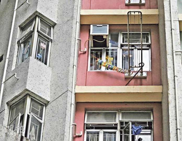 警方事後到彭婦肇事4樓單位調查,發現其「拉輪式」晾衣架上,鈎着屬於她的拐杖。(楊德銘攝)晾衫墮樓的彭婦手腳及頸部受傷,送院搶救時需帶上氧氣罩協助呼吸。(蔡方山攝) 警方事後到彭婦肇事4樓單位調查,發現其「拉輪式」晾衣架上,鈎着屬於她的拐杖。(楊德銘攝)晾衫墮樓的彭婦手腳及頸部受傷,送院搶救時需帶上氧氣罩協助呼吸。(蔡方山攝)