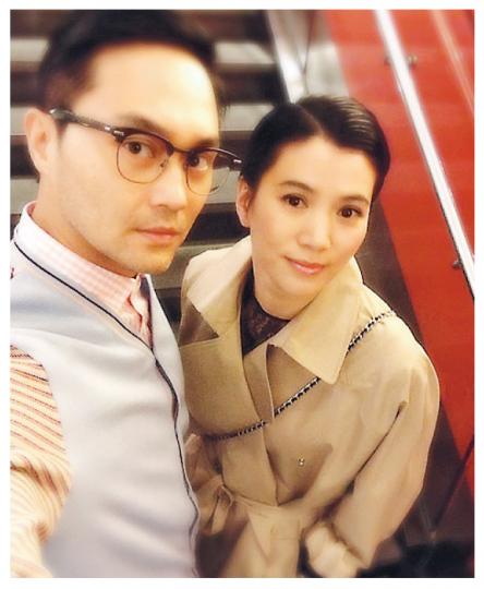 張智霖做廿四孝老公陪袁詠儀過生日。(微博圖片)袁詠儀42歲生日與老公張智霖食長壽麵慶祝。(微博圖片) 張智霖做廿四孝老公陪袁詠儀過生日。(微博圖片)袁詠儀42歲生日與老公張智霖食長壽麵慶祝。(微博圖片)