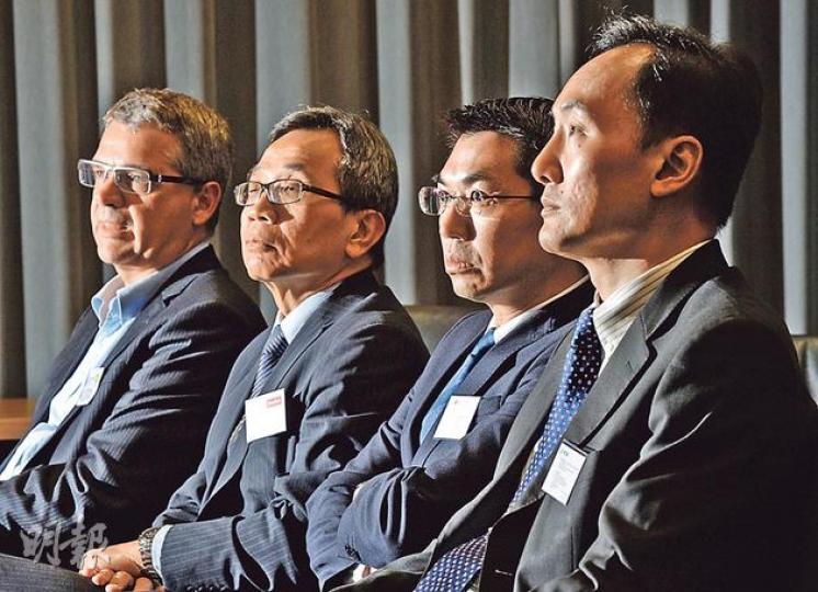 CSL技術總裁鄧遠行(左起)、數碼通科技總裁鄒金根、和記電訊技術總裁鍾耀文及香港電訊高級副總裁黃錦恒,昨日出席Plum報告發布會。他們會後均稱,若政府要收回頻譜重拍,未知會否有進一步行動如申請司法覆核。(劉焌陶攝) CSL技術總裁鄧遠行(左起)、數碼通科技總裁鄒金根、和記電訊技術總裁鍾耀文及香港電訊高級副總裁黃錦恒,昨日出席Plum報告發布會。他們會後均稱,若政府要收回頻譜重拍,未知會否有進一步行動如申請司法覆核。(劉焌陶攝)