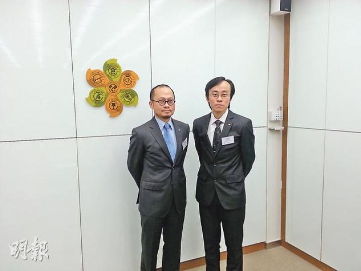 俊和物業發展經理梁志輝(右)稱,日前以27.1億元投得的沙田九肚地,將建70幢洋房及兩幢共40個分層單位,料總投資額48億元;圖左為俊和集團董事潘志才。(林尚民攝) 俊和物業發展經理梁志輝(右)稱,日前以27.1億元投得的沙田九肚地,將建70幢洋房及兩幢共40個分層單位,料總投資額48億元;圖左為俊和集團董事潘志才。(林尚民攝)