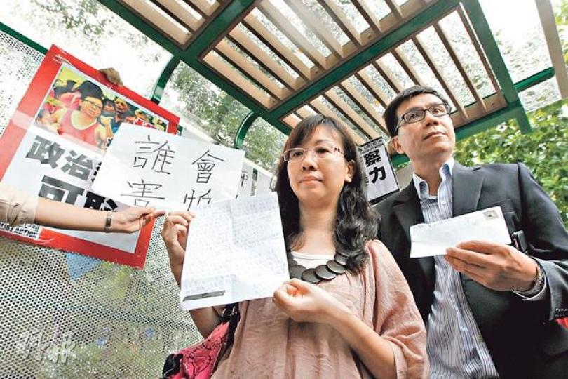 林慧思(左)前日收到一封貼上約兩吋長刀片的恐嚇信,信中聲言「我們一定要把你殺掉」。她昨在律師鄭家富(右)陪同下報警。(李澤彤攝) 林慧思(左)前日收到一封貼上約兩吋長刀片的恐嚇信,信中聲言「我們一定要把你殺掉」。她昨在律師鄭家富(右)陪同下報警。(李澤彤攝)