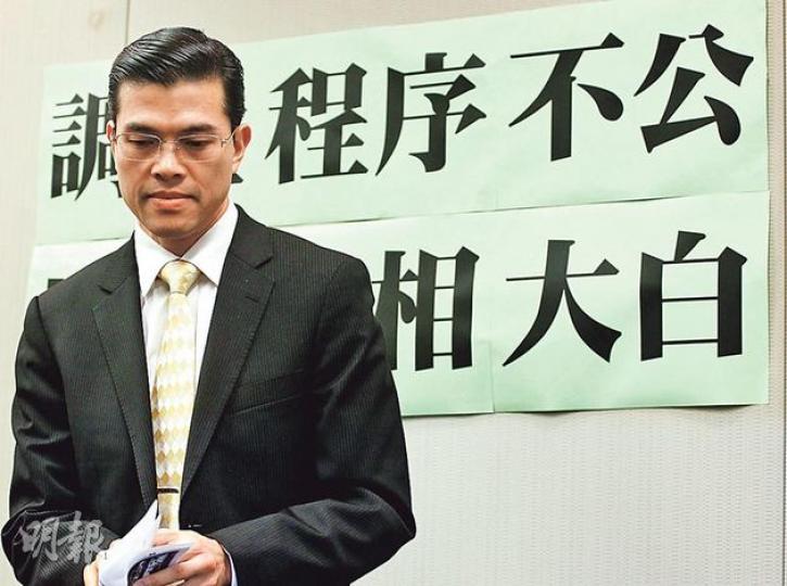 余卓文表示,受封刀事件困擾引致失眠需看精神科醫生,要求政府成立獨立調查小組還他一個公道。(李紹昌攝) 余卓文表示,受封刀事件困擾引致失眠需看精神科醫生,要求政府成立獨立調查小組還他一個公道。(李紹昌攝)
