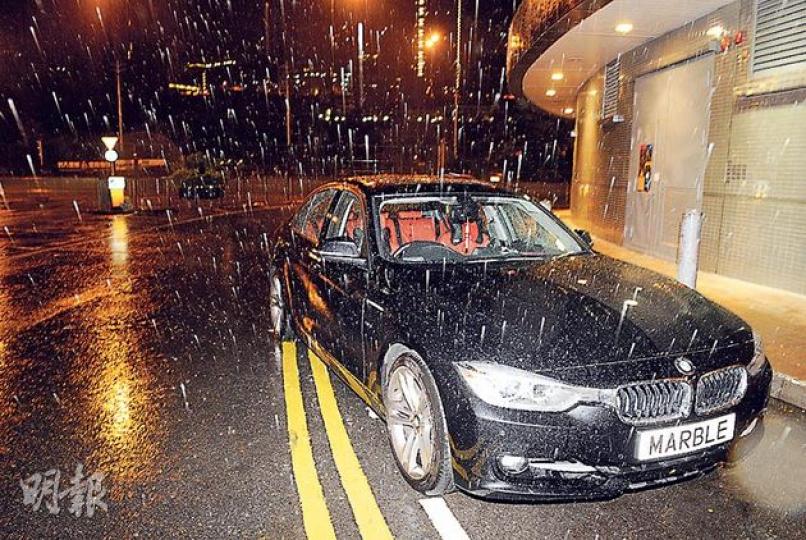 男子於葵涌興寧路取車時遭兩名持牛肉刀漢斬傷,警方事後於其座駕調查。(蔡方山攝) 男子於葵涌興寧路取車時遭兩名持牛肉刀漢斬傷,警方事後於其座駕調查。(蔡方山攝)