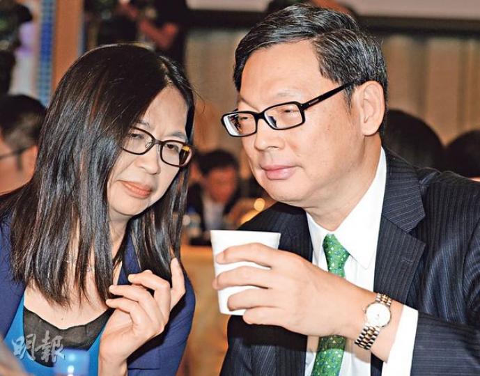 對於上海設自貿區會否挑戰香港,金管局總裁陳德霖(右)認為香港一向在競爭中成長,而且自貿區細則未有,現時評估對本港的衝擊是言之尚早。旁為財經事務及庫務局副局長梁鳳儀。(劉焌陶攝) 對於上海設自貿區會否挑戰香港,金管局總裁陳德霖(右)認為香港一向在競爭中成長,而且自貿區細則未有,現時評估對本港的衝擊是言之尚早。旁為財經事務及庫務局副局長梁鳳儀。(劉焌陶攝)
