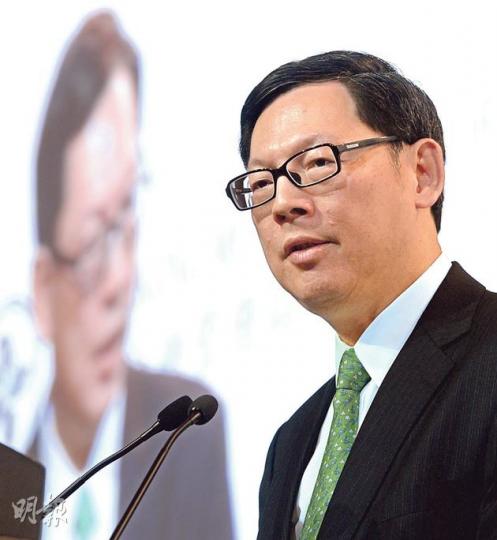 金管局總裁陳德霖昨表示,2008年雷曼事件後,香港累計有1000億美元熱錢流入,這批資金逐步流走是「必經之路」。(劉焌陶攝) 金管局總裁陳德霖昨表示,2008年雷曼事件後,香港累計有1000億美元熱錢流入,這批資金逐步流走是「必經之路」。(劉焌陶攝)