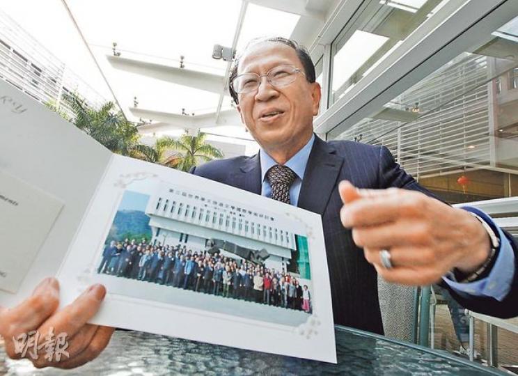 貝鈞奇受訪期間拿出一張大合照,稱2011年參與「世界華文旅遊文學國際學術研討會」時,曾與《明報》母公司世界華文媒體集團主席、丹斯里拿督張曉卿爵士同場,又笑說曾有在場人士着他與張曉卿爵士就誹謗官司「傾吓啦」,貝稱當時為免「煞風景」,回應說「無必要啦」。(李紹昌攝) 貝鈞奇受訪期間拿出一張大合照,稱2011年參與「世界華文旅遊文學國際學術研討會」時,曾與《明報》母公司世界華文媒體集團主席、丹斯里拿督張曉卿爵士同場,又笑說曾有在場人士着他與張曉卿爵士就誹謗官司「傾吓啦」,貝稱當時為免「煞風景」,回應說「無必要啦」。(李紹昌攝)