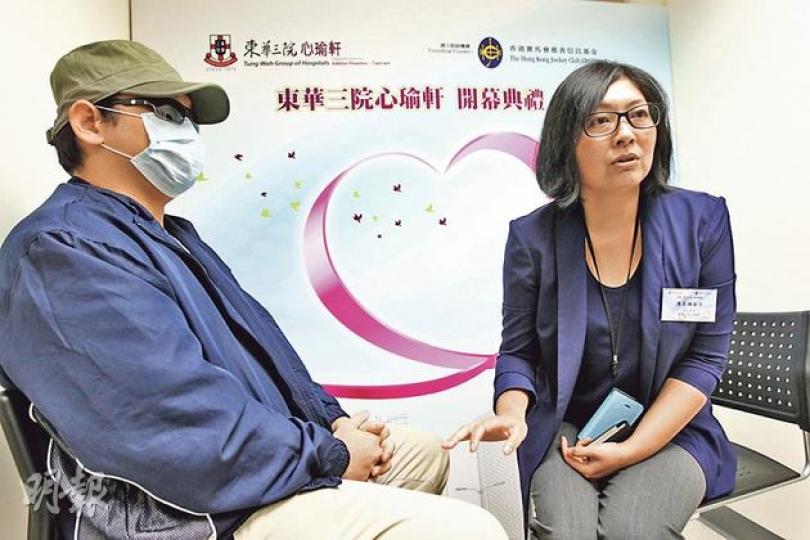 多重成癮患者Raymond(化名,左),曾每天瀏覽色情網頁7至8小時,並每日都想偷竊,他於8個月前接受東華三院心瑜軒治療及輔導,學習鎮靜和培養運動興趣,成癮問題漸見改善,沒再出現偷竊衝動,亦已減少瀏覽色情網頁。心瑜軒主任陳美璐(右)說,患者要脫癮一般需12至18個月。(李紹昌攝) 多重成癮患者Raymond(化名,左),曾每天瀏覽色情網頁7至8小時,並每日都想偷竊,他於8個月前接受東華三院心瑜軒治療及輔導,學習鎮靜和培養運動興趣,成癮問題漸見改善,沒再出現偷竊衝動,亦已減少瀏覽色情網頁。心瑜軒主任陳美璐(右)說,患者要脫癮一般需12至18個月。(李紹昌攝)