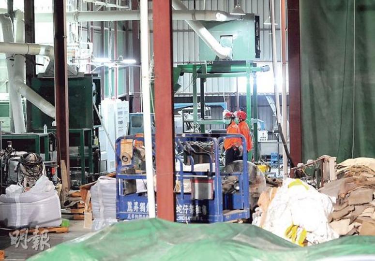 元朗一間工廠昨晚發生恐怖工業意外,一名工人捲進大型機器內被夾死。圖為救護員在廠內一角戒備。(樊銳昌攝) 元朗一間工廠昨晚發生恐怖工業意外,一名工人捲進大型機器內被夾死。圖為救護員在廠內一角戒備。(樊銳昌攝)