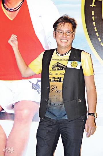 阿倫笑言早前拍特輯令身體「集脂」,現在已將所有脂肪分拆。(攝影:鍾偉茵)鄭伊健(左)與糖妹(右)笑容滿面,兩人都充滿陽光氣息。(攝影:鍾偉茵) 阿倫笑言早前拍特輯令身體「集脂」,現在已將所有脂肪分拆。(攝影:鍾偉茵)鄭伊健(左)與糖妹(右)笑容滿面,兩人都充滿陽光氣息。(攝影:鍾偉茵)