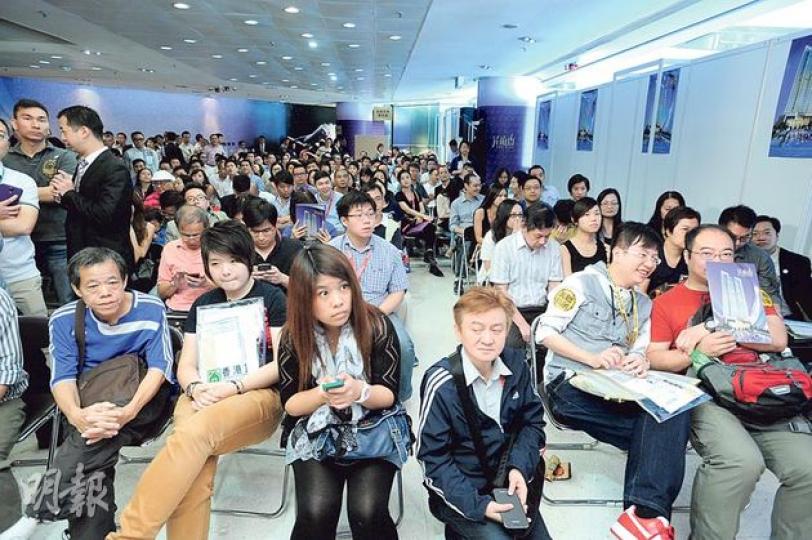 大窩口昇柏山是長實今年迄今首個全新推售樓盤;在港府多重辣招「堵截」下,售樓處現場所見,買家基本上全為港人,亦未見有大手成交。 (尹錦恩攝) 大窩口昇柏山是長實今年迄今首個全新推售樓盤;在港府多重辣招「堵截」下,售樓處現場所見,買家基本上全為港人,亦未見有大手成交。 (尹錦恩攝)