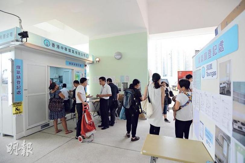 房署表示,在新屋邨租出空地,讓電力、煤氣等公司設立攤位供居民登記帳戶,但不可進行銷售。惟啟晴邨煤氣公司攤位的職員曾向記者推銷爐具,有違規之嫌。(盧翊銘攝) 房署表示,在新屋邨租出空地,讓電力、煤氣等公司設立攤位供居民登記帳戶,但不可進行銷售。惟啟晴邨煤氣公司攤位的職員曾向記者推銷爐具,有違規之嫌。(盧翊銘攝)