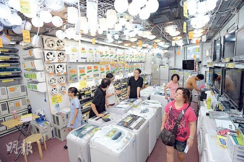 晴朗商場的啟晴爐具電業售賣熱水爐及煤氣爐,月租21.1萬元,呎租高達417元。負責人黃先生稱,新屋入伙對電器爐具需求大,計算過首月免租及按入伙率計租金,以每月300萬元營業額計,仍有錢賺。(盧翊銘攝)啟德晴朗商場位於啟晴邨及德朗邨兩個公屋區之間,該處人口3萬多,鄰近日後沙中線啟德站。地產界人士認為,地理位置令租金高於其他公屋及鄰近商舖。(李澤彤攝) 晴朗商場的啟晴爐具電業售賣熱水爐及煤氣爐,月租21.1萬元,呎租高達417元。負責人黃先生稱,新屋入伙對電器爐具需求大,計算過首月免租及按入伙率計租金,以每月300萬元營業額計,仍有錢賺。(盧翊銘攝)啟德晴朗商場位於啟晴邨及德朗邨兩個公屋區之間,該處人口3萬多,鄰近日後沙中線啟德站。地產界人士認為,地理位置令租金高於其他公屋及鄰近商舖。(李澤彤攝)
